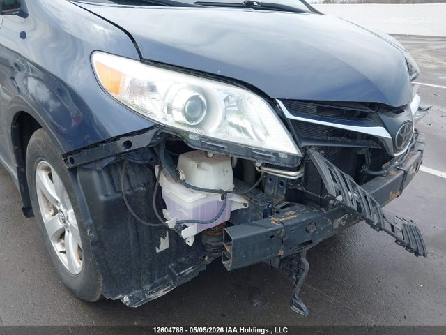 5TDKZ3DC6JS941360 Toyota Sienna Le 8-passenger