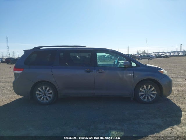 12605325 :رقم المزاد ، 5TDYK3DC9BS013526 vin ، 2011 Toyota Sienna Xle 7 Passenger مزاد بيع