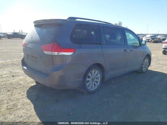 12605325 :رقم المزاد ، 5TDYK3DC9BS013526 vin ، 2011 Toyota Sienna Xle 7 Passenger مزاد بيع