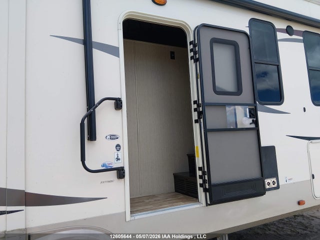 12605644 :رقم المزاد ، 4X4FCMP2XH6007847 vin ، 2017 Palomino Columbus مزاد بيع