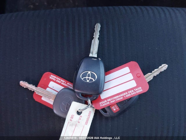 2T3ZFREV0FW179370 Toyota RAV4 LE
