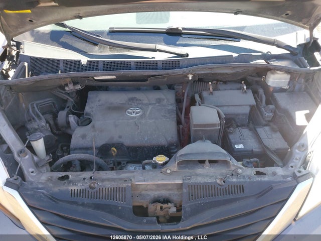 12605870 :رقم المزاد ، 5TDKK3DC0BS059686 vin ، 2011 Toyota Sienna مزاد بيع