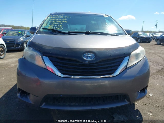 12605870 :رقم المزاد ، 5TDKK3DC0BS059686 vin ، 2011 Toyota Sienna مزاد بيع