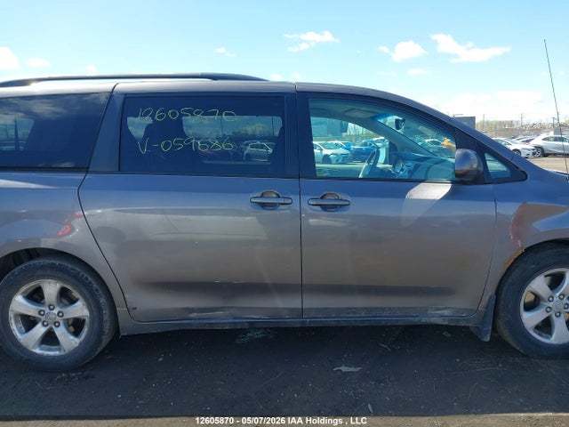12605870 :رقم المزاد ، 5TDKK3DC0BS059686 vin ، 2011 Toyota Sienna مزاد بيع