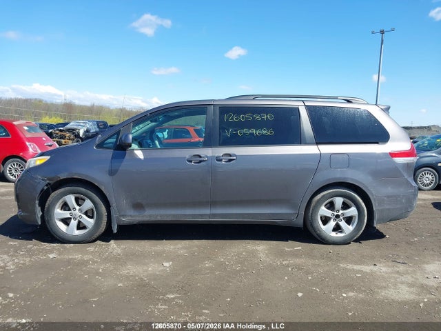 12605870 :رقم المزاد ، 5TDKK3DC0BS059686 vin ، 2011 Toyota Sienna مزاد بيع