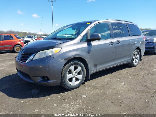 12605870 :رقم المزاد ، 5TDKK3DC0BS059686 vin ، 2011 Toyota Sienna مزاد بيع