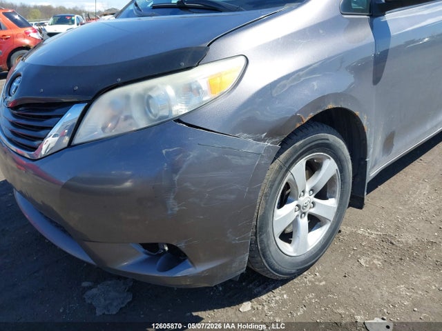 12605870 :رقم المزاد ، 5TDKK3DC0BS059686 vin ، 2011 Toyota Sienna مزاد بيع