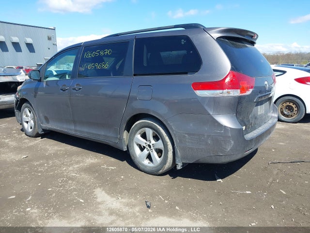 12605870 :رقم المزاد ، 5TDKK3DC0BS059686 vin ، 2011 Toyota Sienna مزاد بيع