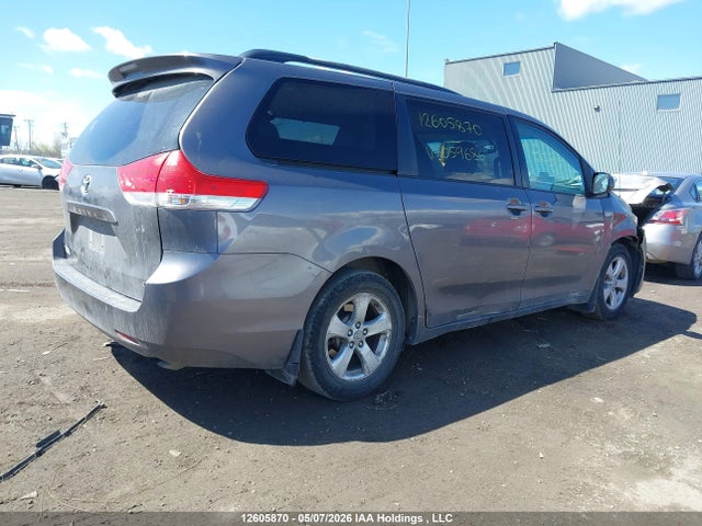 12605870 :رقم المزاد ، 5TDKK3DC0BS059686 vin ، 2011 Toyota Sienna مزاد بيع