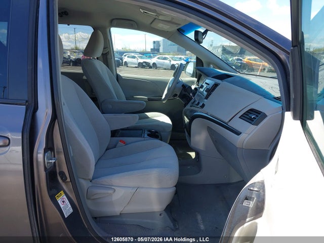 12605870 :رقم المزاد ، 5TDKK3DC0BS059686 vin ، 2011 Toyota Sienna مزاد بيع