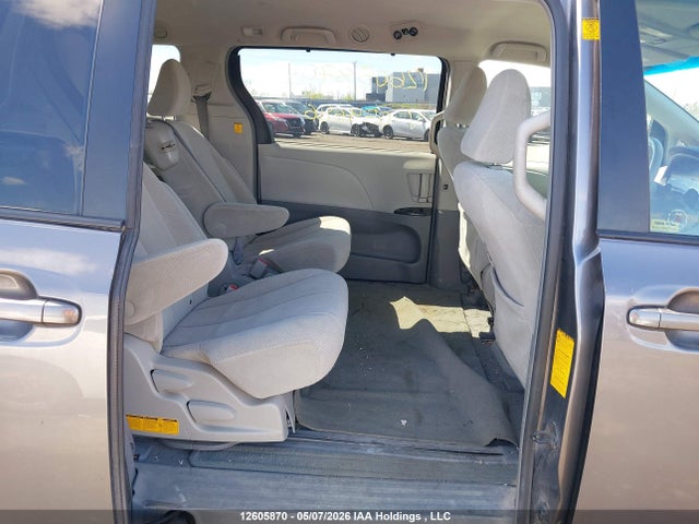 12605870 :رقم المزاد ، 5TDKK3DC0BS059686 vin ، 2011 Toyota Sienna مزاد بيع