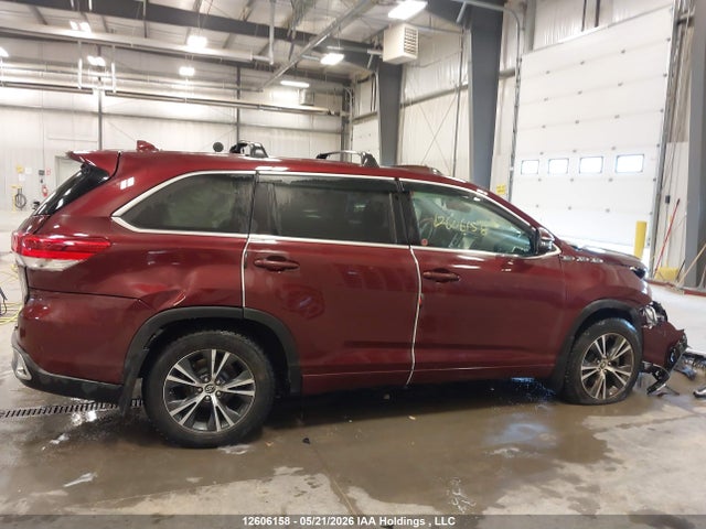 12606158 :رقم المزاد ، 5TDBZRFH9JS856279 vin ، 2018 Toyota Highlander Le/le Plus مزاد بيع