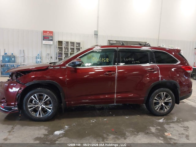 12606158 :رقم المزاد ، 5TDBZRFH9JS856279 vin ، 2018 Toyota Highlander Le/le Plus مزاد بيع
