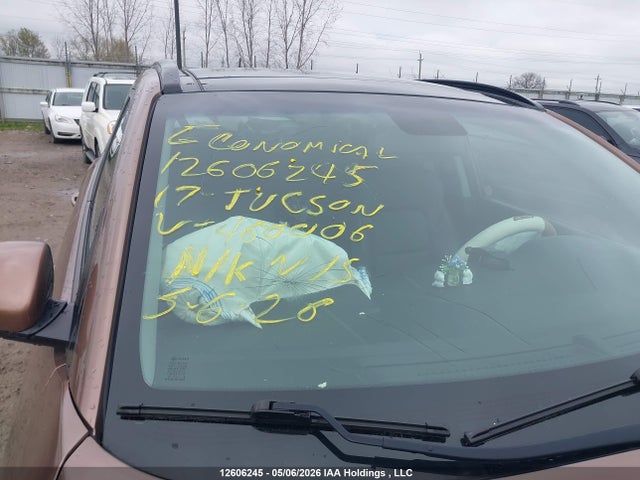 KM8J33A4XHU460006 Hyundai TUCSON SE