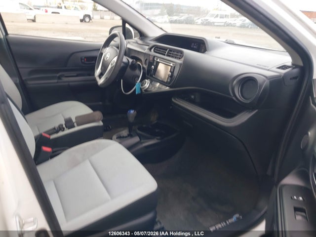 JTDKDTB30F1096009 Toyota Prius C Technology