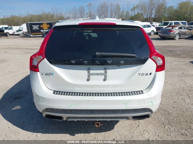 12606390 :رقم المزاد ، YV4612HL3F1000799 vin ، 2015 Volvo V60 Cross Country T5 مزاد بيع