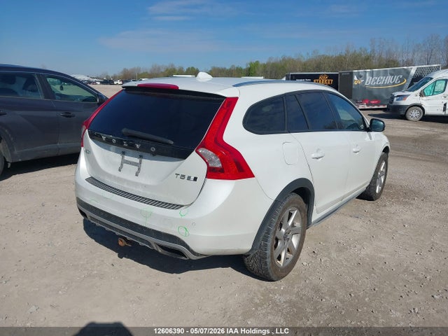 12606390 :رقم المزاد ، YV4612HL3F1000799 vin ، 2015 Volvo V60 Cross Country T5 مزاد بيع