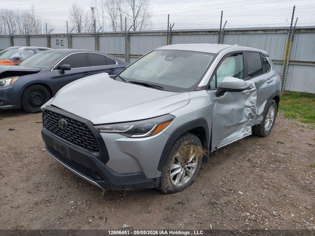 12606451 :رقم المزاد ، 7MUCAAAG9PV057015 vin ، 2023 Toyota Corolla Cross Le مزاد بيع