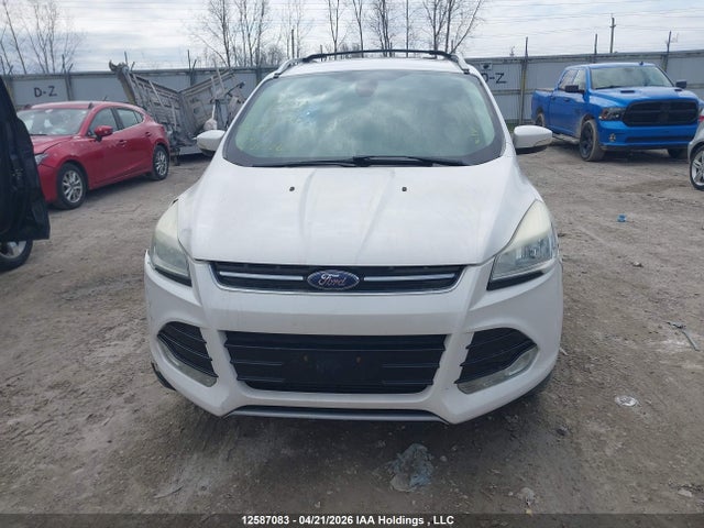 1FMCU0J98EUA71943 Ford Escape Titanium