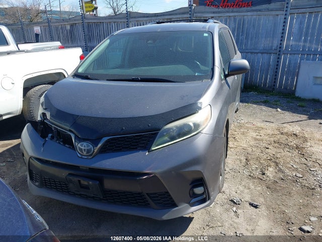 2018 Toyota Sienna Se/se Premium მანქანა იყიდება აუქციონზე, vin: 5TDXZ3DC0JS902463, აუქციონის ნომერი: 12607400