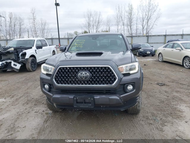12607462 :رقم المزاد ، 5TFDZ5BN9JX029731 vin ، 2018 Toyota Tacoma Dbl Cab/sr5/trd Sport/or مزاد بيع