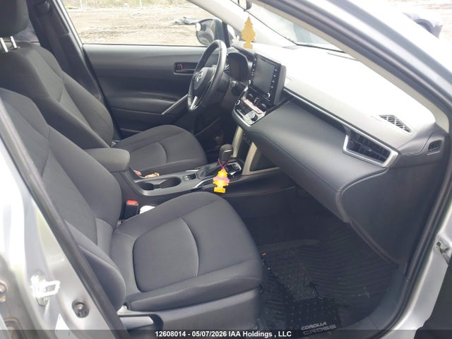 12608014 :رقم المزاد ، 7MUBAABG2NV021884 vin ، 2022 Toyota Corolla Cross Le مزاد بيع