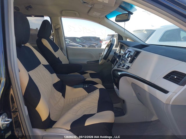 12609232 :رقم المزاد ، 5TDKK3DC5BS017286 vin ، 2011 Toyota Sienna Le مزاد بيع