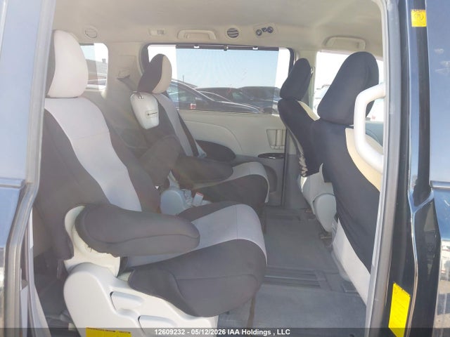 12609232 :رقم المزاد ، 5TDKK3DC5BS017286 vin ، 2011 Toyota Sienna Le مزاد بيع