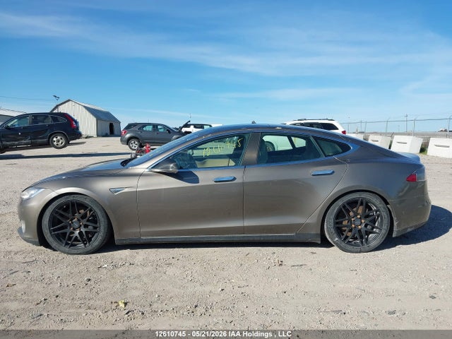 2015 Tesla Model S 70d/85d/p85d მანქანა იყიდება აუქციონზე, vin: 5YJSA1H28FF098951, აუქციონის ნომერი: 12610745