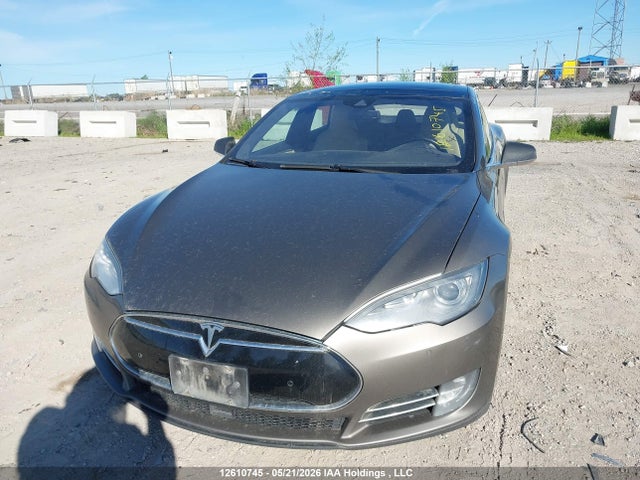2015 Tesla Model S 70d/85d/p85d მანქანა იყიდება აუქციონზე, vin: 5YJSA1H28FF098951, აუქციონის ნომერი: 12610745