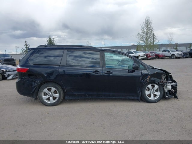 12610850 :رقم المزاد ، 5TDKZ3DC6LS030707 vin ، 2020 Toyota Sienna Le مزاد بيع