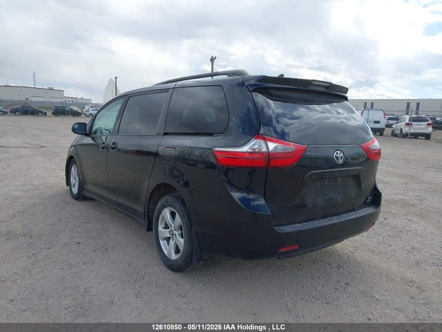 12610850 :رقم المزاد ، 5TDKZ3DC6LS030707 vin ، 2020 Toyota Sienna Le مزاد بيع
