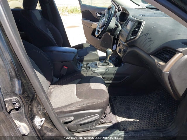 1C4PJMAX1JD593392 Jeep Cherokee Sport