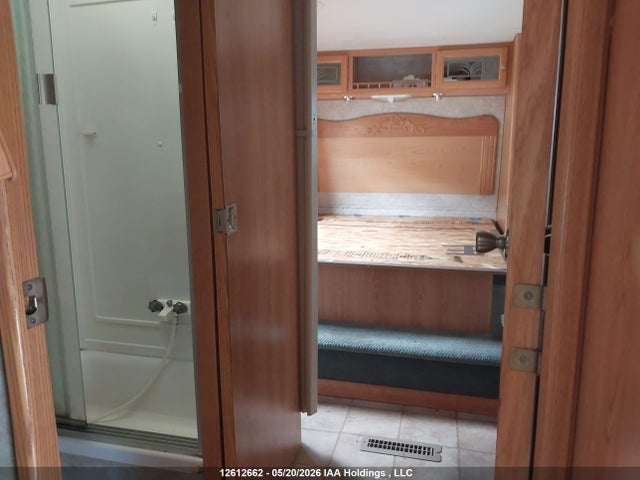 12612662 :رقم المزاد ، 4UB8S0N2X51746237 vin ، 2005 Sunnybrook 302fks مزاد بيع