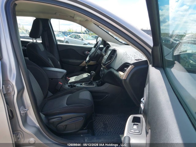 1C4PJMAS8HW638556 Jeep Cherokee Sport