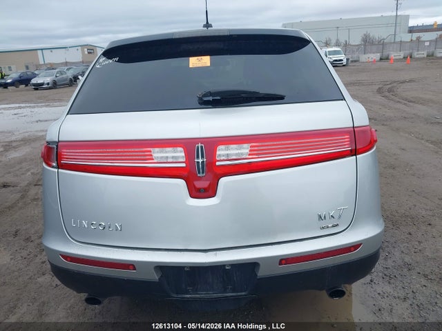 Lincoln MKT 2014 2LMHJ5AT8EBL56756 Image 16