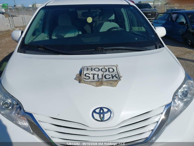 Продажа на аукционе авто 2017 Toyota Sienna Le, vin: 5TDKZ3DC3HS837452, номер лота: 12613252