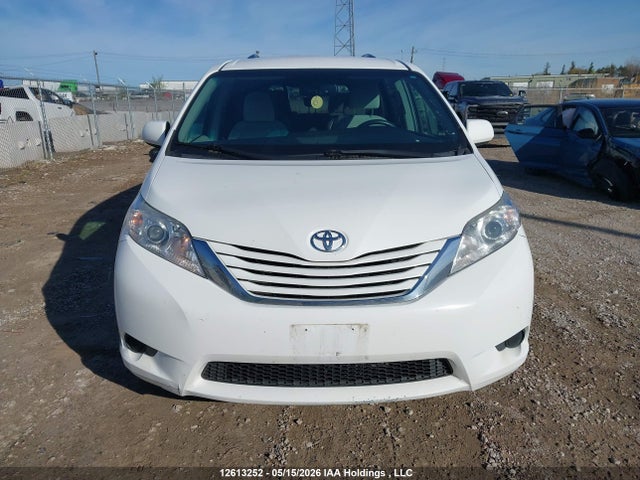Продажа на аукционе авто 2017 Toyota Sienna Le, vin: 5TDKZ3DC3HS837452, номер лота: 12613252
