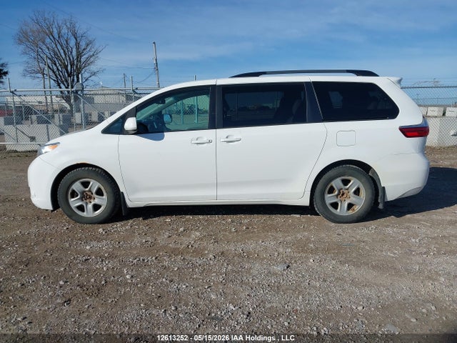 Продажа на аукционе авто 2017 Toyota Sienna Le, vin: 5TDKZ3DC3HS837452, номер лота: 12613252
