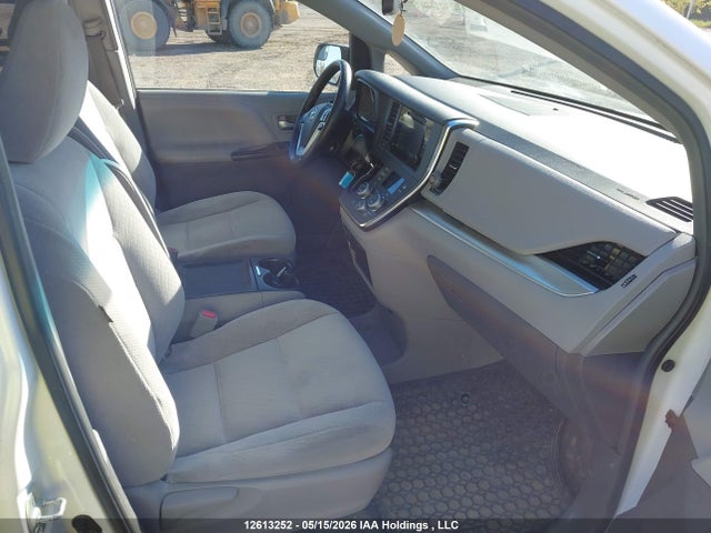 Продажа на аукционе авто 2017 Toyota Sienna Le, vin: 5TDKZ3DC3HS837452, номер лота: 12613252