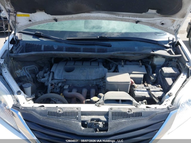 12604031 :رقم المزاد ، 5TDKA3DC2BS004725 vin ، 2011 Toyota Sienna Le مزاد بيع