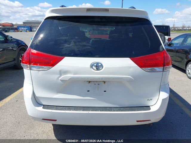 12604031 :رقم المزاد ، 5TDKA3DC2BS004725 vin ، 2011 Toyota Sienna Le مزاد بيع