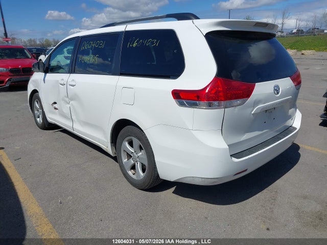 12604031 :رقم المزاد ، 5TDKA3DC2BS004725 vin ، 2011 Toyota Sienna Le مزاد بيع