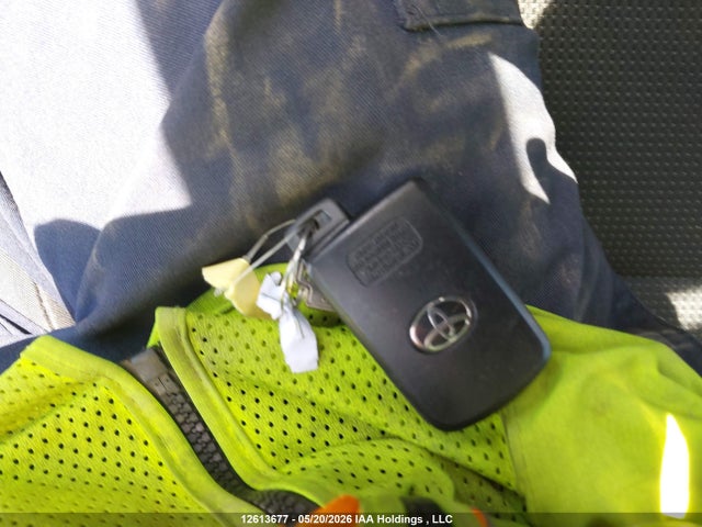 12613677 :رقم المزاد ، JTMRJREV5JD219446 vin ، 2018 Toyota Rav4 Hv Le Plus/xle مزاد بيع