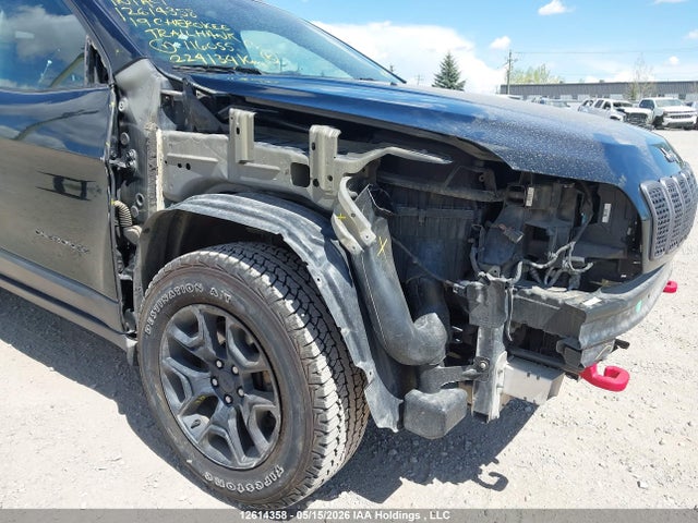 12614358 :رقم المزاد ، 1C4PJMBXXKD116055 vin ، 2019 Jeep Cherokee Trailhawk مزاد بيع