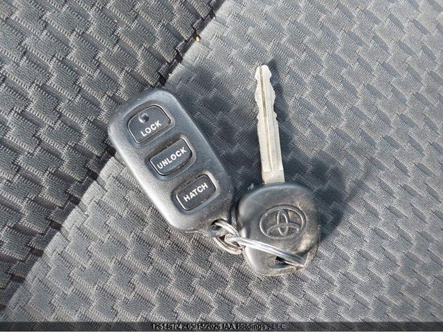 2005 Toyota Matrix Xr მანქანა იყიდება აუქციონზე, vin: 2T1KR32E55C856013, აუქციონის ნომერი: 12614672