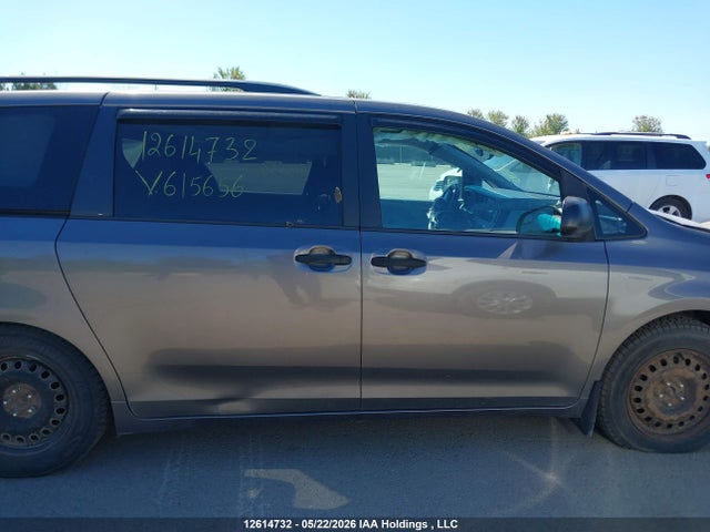Toyota Sienna 7 Passenger 2015 5TDZK3DC5FS615656 Image 13