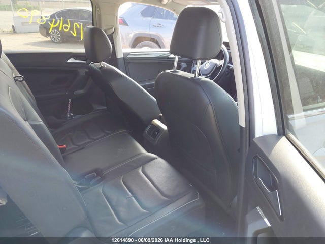 Продажа на аукционе авто 2018 Volkswagen Tiguan Highline, vin: 3VV4B7AX5JM056113, номер лота: 12614890