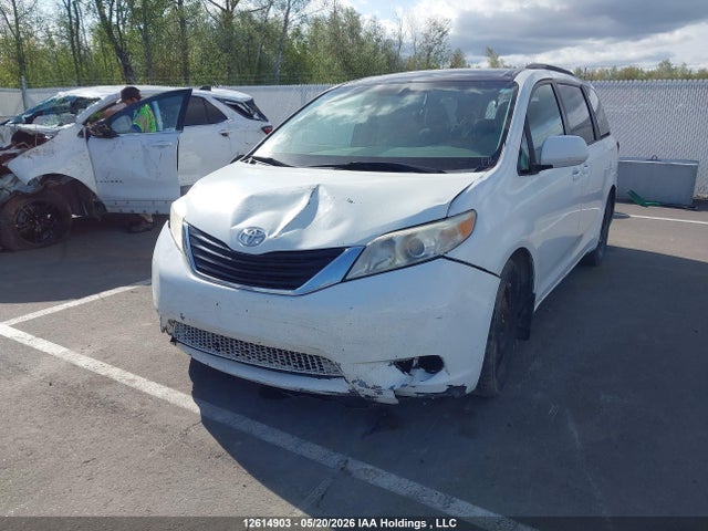 12614903 :رقم المزاد ، 5TDKK3DC5DS294572 vin ، 2013 Toyota Sienna Le 8 Passenger مزاد بيع