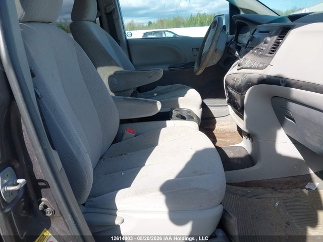 12614903 :رقم المزاد ، 5TDKK3DC5DS294572 vin ، 2013 Toyota Sienna Le 8 Passenger مزاد بيع